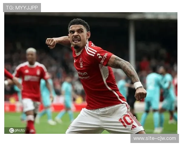 诺丁汉森林吉布斯怀特脚后跟巧射 创意破门展现保级队韧性